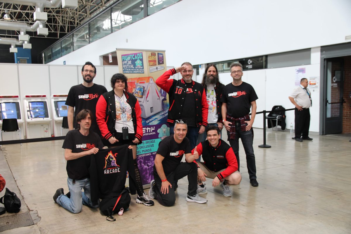 ArcadesCat's tweet photo. El escuadrón del aire A.R.C.A.D.E. ha tirado de puente aéreo para recalar de nuevo en el Fightcade Offline Festival #FOF24. La comunidad alada shmupera de todas las coordenadas mundiales de STGcvlt ha gozado de una amplia selección de shooters con partidas de un nivel altísimo. https://t.co/LnnRyuXk36
