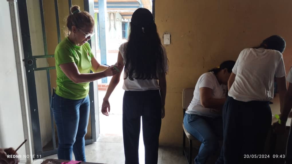 cdcepcatedral1's tweet photo. ■Jornada de Vacunación/y Taller de Sexualidad en Liceo Siso Martinez. 
Atendiendo a la Población Estudiantil y personal de la Institución.Con el apoyo de La Licencia Karolina Mendoza del CDI y la Dra Yackeline Fernandez 
■Jornada de Medidas Antropometricas. https://t.co/m179gqAPcg