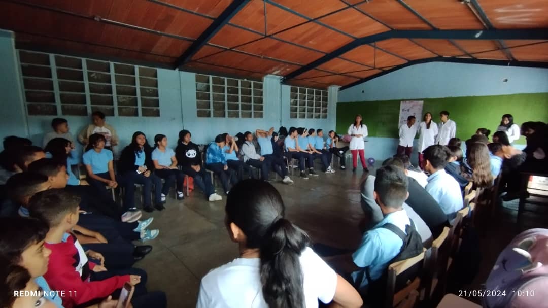 cdcepcatedral1's tweet photo. ■Jornada de Vacunación/y Taller de Sexualidad en Liceo Siso Martinez. 
Atendiendo a la Población Estudiantil y personal de la Institución.Con el apoyo de La Licencia Karolina Mendoza del CDI y la Dra Yackeline Fernandez 
■Jornada de Medidas Antropometricas. https://t.co/m179gqAPcg