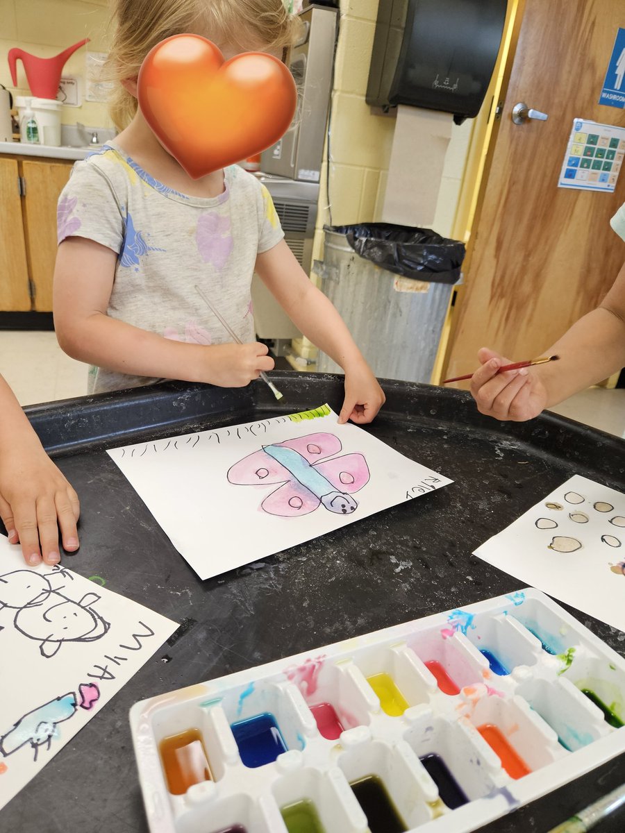 GlenbK1_LDSB's tweet photo. We covered drops of food colouring with baking soda, then used an eye dropper to add vinegar to make it fizz. After, we used our solution like watercolour paint! https://t.co/u42Hs7OhP6
