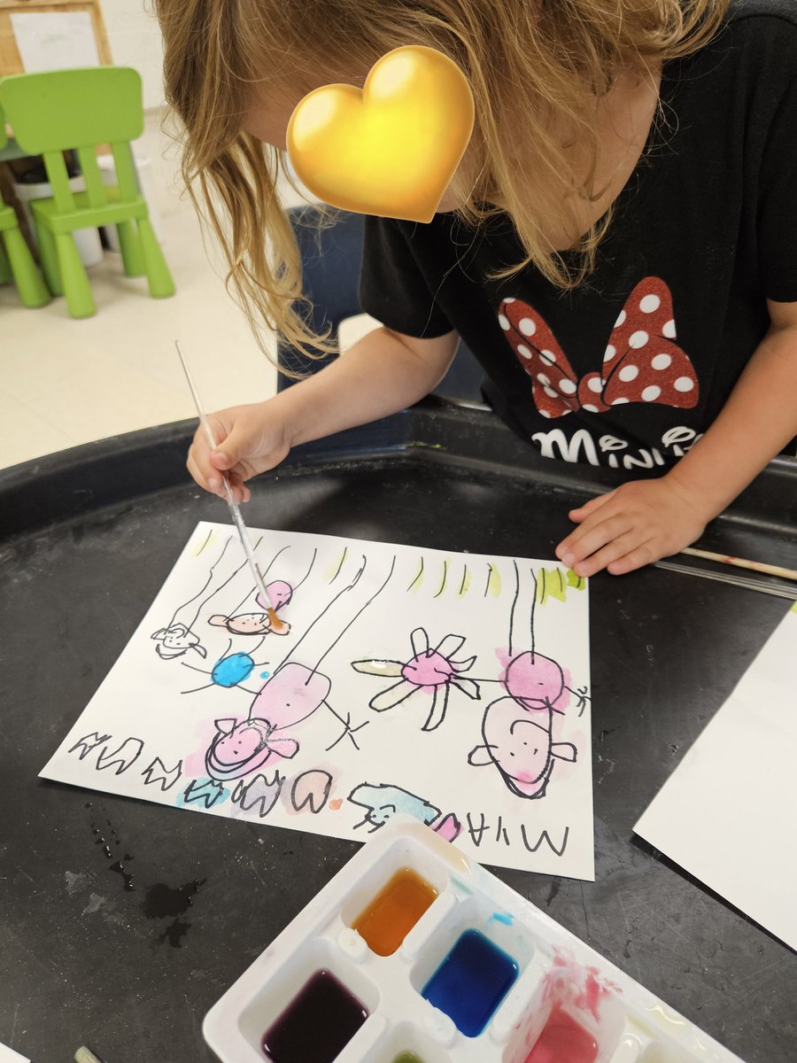 GlenbK1_LDSB's tweet photo. We covered drops of food colouring with baking soda, then used an eye dropper to add vinegar to make it fizz. After, we used our solution like watercolour paint! https://t.co/u42Hs7OhP6