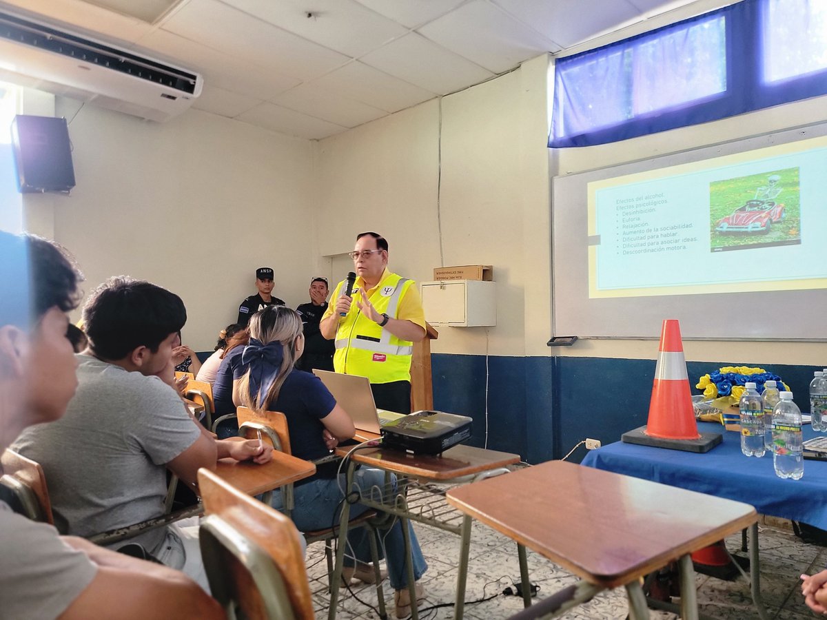 Este día, participamos del Foro de Educación Vial organizado por el CODESEVI de San Vicente y la Universidad Panamericana. El tema principal fue 'Conducción peligrosa e infracciones de tránsito', impartido por agentes de la @PNCSV, técnicos de @conasevi y miembros del Consejo