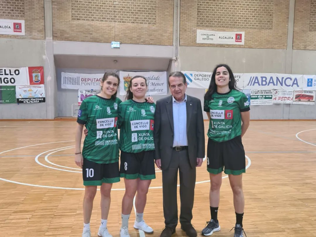 abelcaballero's tweet photo. 🏆 Esta noite achegueime ao adestramento do @bembrivefs para felicitalas polo campionato do Grupo I da Segunda División

⚽️ Agora imos a polo ascenso ❗️ https://t.co/aVWE4CgMD6