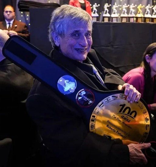 UPERBOX's tweet image. UPERBOX lamenta profundamente la partida física de Roberto Petacci,  fundador y expresidente de esta entidad. Abrazamos a sus hijas y compartimos el dolor por la pérdida de nuestro querido "Cotito". Se fue un grande del periodismo, queda su huella en la historia rica del boxeo 🥊