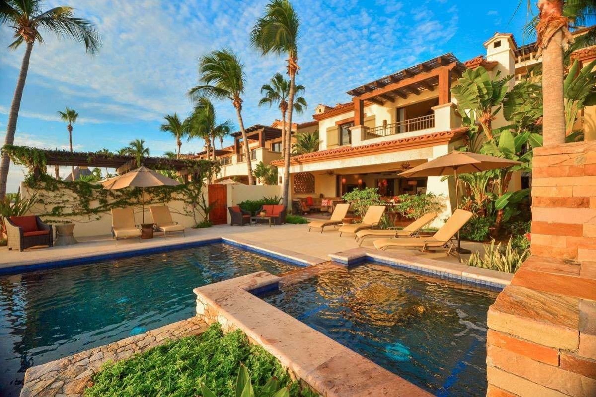 Looking for a beachfront escape that will take you to a whole new level? Look no further than Hacienda Beachfront Villa! 

CContact Exotic Estates and start planning your dream vacation! 
👉 exoticestates.com/property/mexic…

#cabo #vacationrentals #mexico #mexicotravel #exoticestates