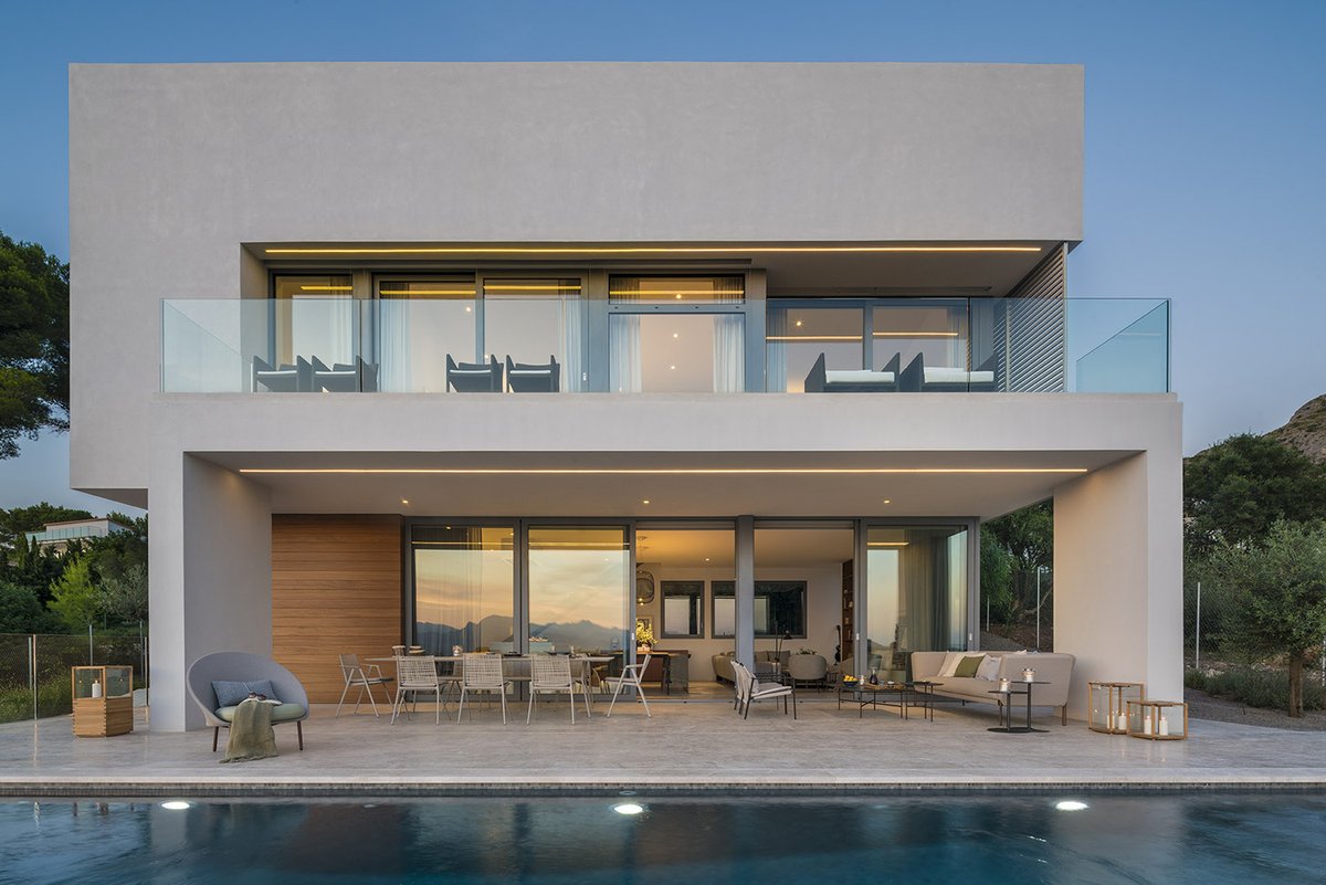 A blissful modern villa in Mallorca embraces majestic seaside views onekindesign.com/2021/05/25/mod…