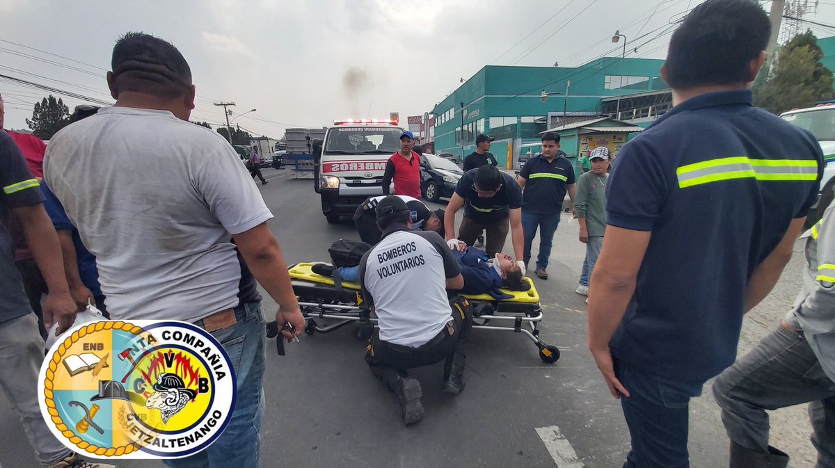 Bomberos 🚑 voluntarios de la sub estación #CampoEscuela cubrieron emergencia en el periférico zona 8 xela. Donde se registró la colisión entre un vehículo y una motocicleta. La cual deja un fémina de 22 años edad herida, ella fue asistida y trasladada a la emergencia del HRO.