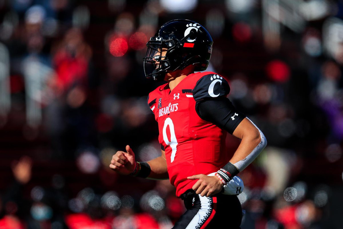 #AGTG Blessed to receive a division 1 offer from the University of Cincinnati! @CoachPeteThomas @M2_QBacademy @RivalsFriedman @BrianDohn247 @MohrRecruiting @QBHitList @AlexAgrellaRB @BearcatReport @ScottyPrince10