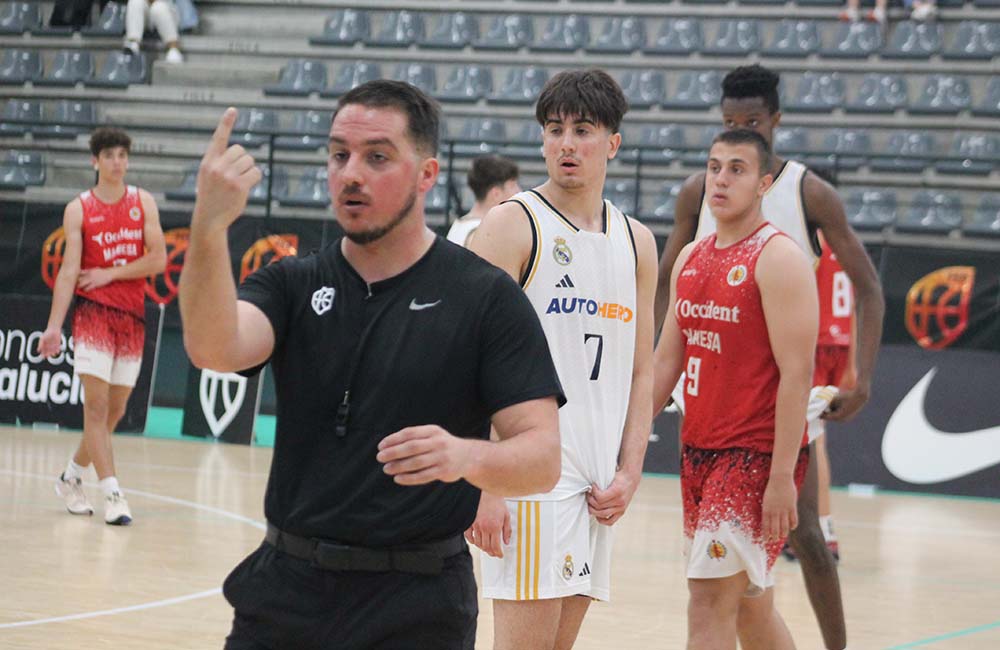 El árbitro de San Fernando Alberto Mayayo, que fuera jugador del @CBCIMBIS, y el jerezano José Antonio Morales dirigieron este martes el Real Madrid-Basquet Manresa en el Campeonato de España cadete. deportedelaisla.com/2024-05-21/bal…