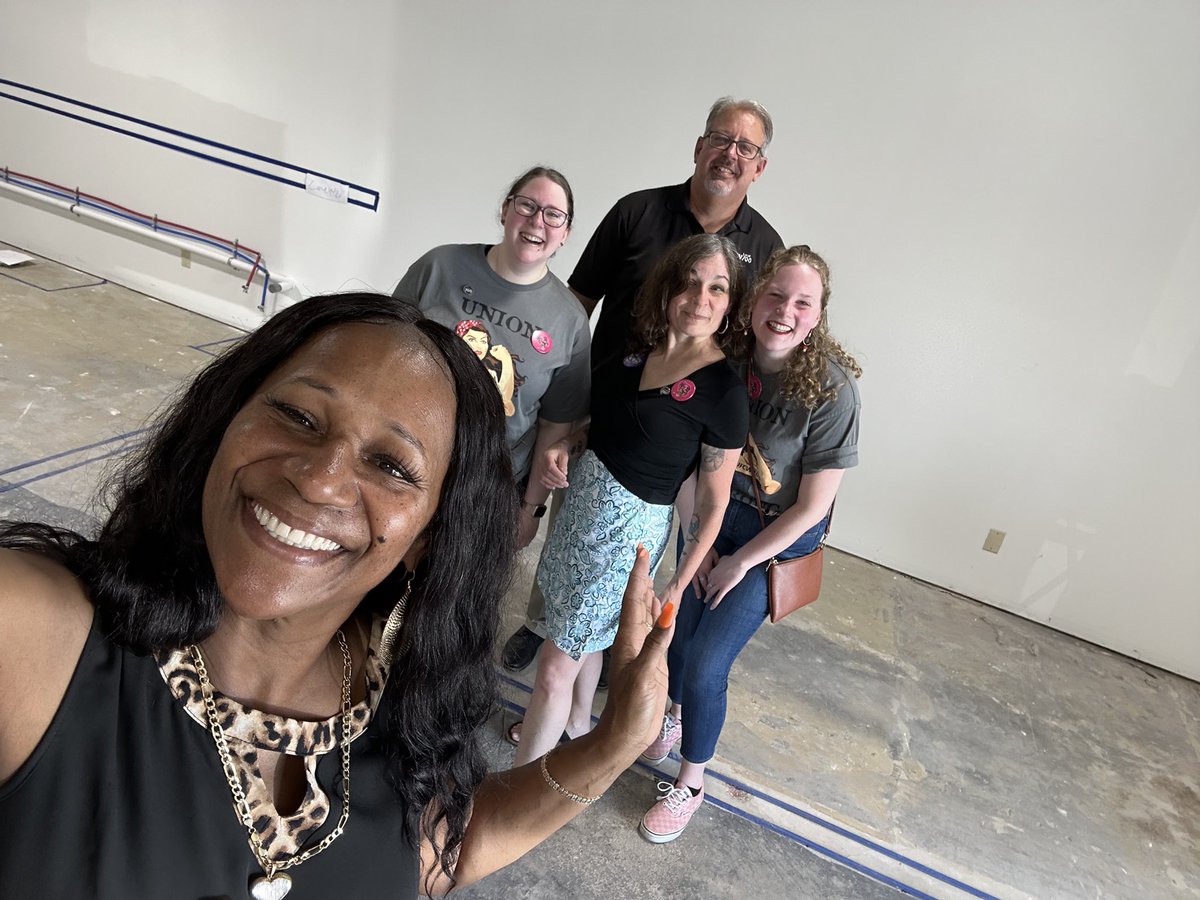 Tracy_UFCW700's tweet image. After countless hours of organizing &amp;amp; bargaining, workers at the Greenwood Half Price Books ratified their very first contract today. I could not be more excited &amp;amp; proud of the work they put in and their solidarity through this process. Getting a first contract is possible!!! 💪