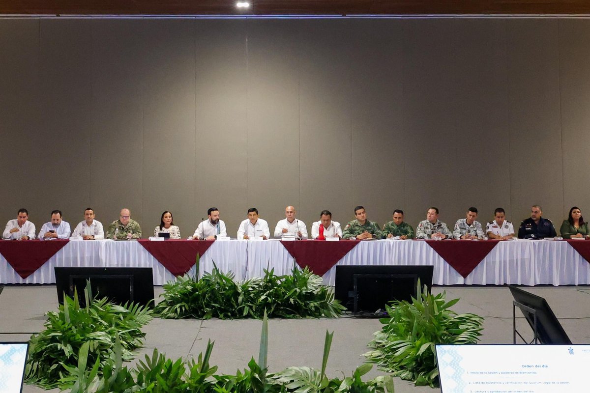 SEBIENTI_GobOax's tweet photo. Nuestra titular @LuzAlejandraHR , participo en la Sesión Permanente por Temporada de Lluvias y Ciclones Tropicales, a través del Consejo Estatal de Protección Civil y Gestión de Riesgos,  encabezada por el Gobernador @salomonj y el titular de la #CEPCyGR, Manuel Maza Sánchez. https://t.co/cfemmajnwg