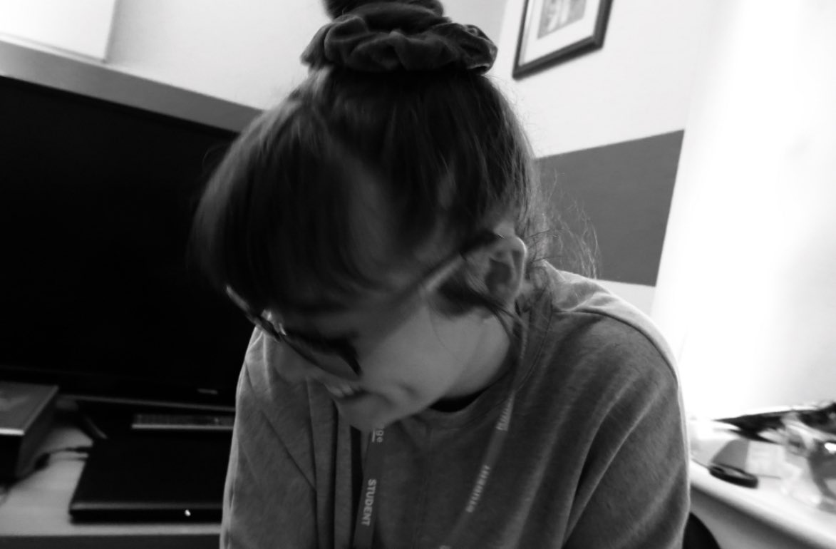 fletchersrosie's tweet image. Georgina, today marks 7 years without you…wow that’s a hard sentence to write.

the other day at a concert they had Ari on the playlist, a new song i know you’d love! the whole crowd was singing it, and it made me think of you. i miss your smile. and your laughter everyday 💛🐝