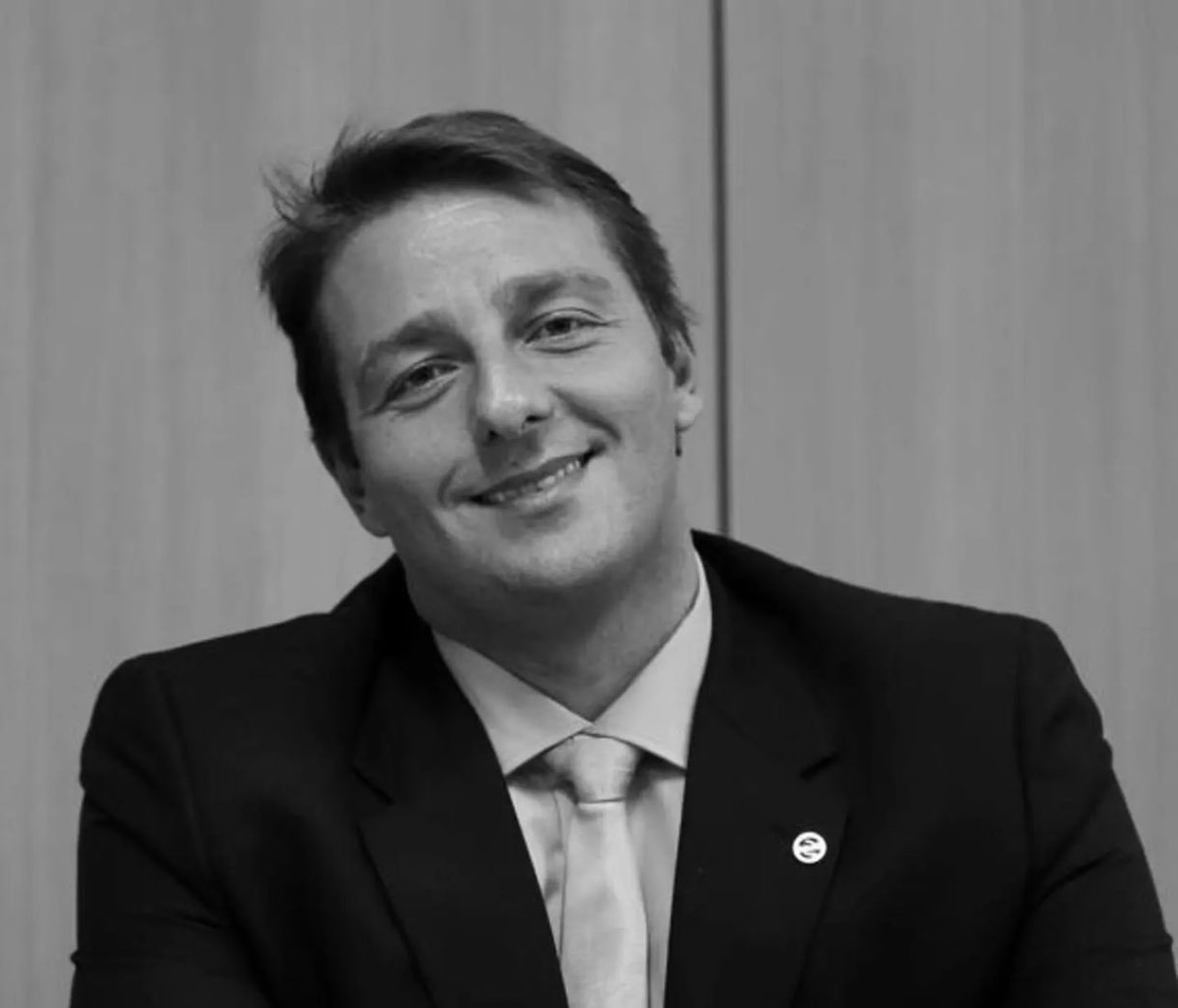 centralreality's tweet photo. Morre, aos 45 anos, Eliseu Neto, responsável pelo movimento que resultou na criminalização da homofobia no Brasil.

Há cerca de uma semana, o ativista fez posts pedindo ajuda financeira, porque tinha sido diagnosticado com uma doença autoimune, afirma o G1. https://t.co/pfyLphfWID