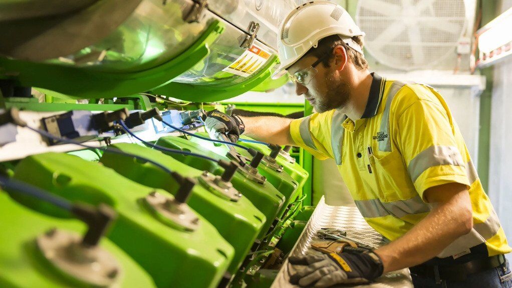 PulseMining's tweet photo. Glencore Coal has announced the opening of their 2025 apprenticeship program in Australia! 🎉 Aspiring candidates can apply for hands-on experience in the coal industry in #NSW and #QLD. 🌟https://t.co/w9BqqCPjO6

#SkillsDevelopment #OpportunityForAll #GlencoreCoal https://t.co/9Sjjc8Hox3