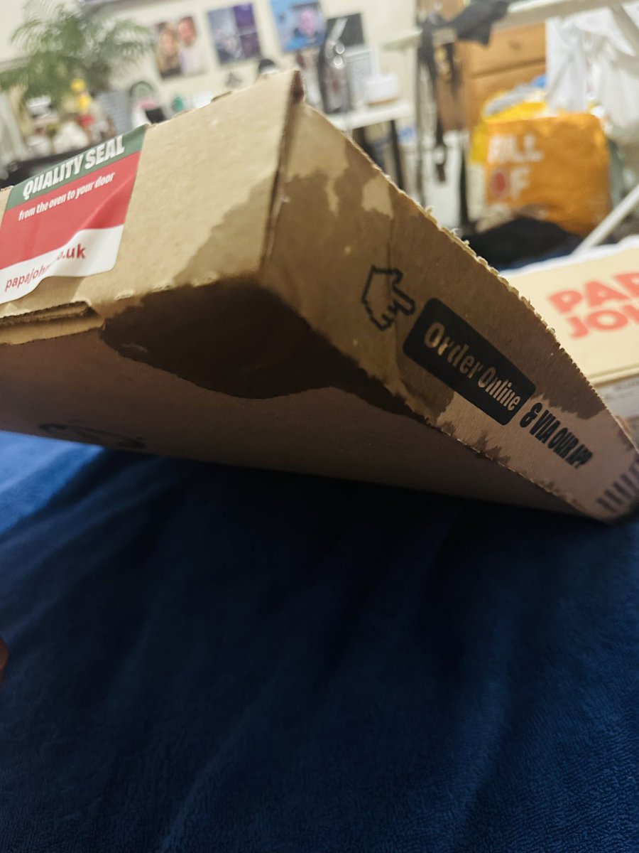 ADK3295's tweet photo. @PapaJohnsUK  awful experience, ordered at 7:30 pizza was being cut for an hour got it soaking wet and cold, they replaced it and got that an hour later soaking wet and cold and store can’t refund ??? https://t.co/aMW8HKr70Z