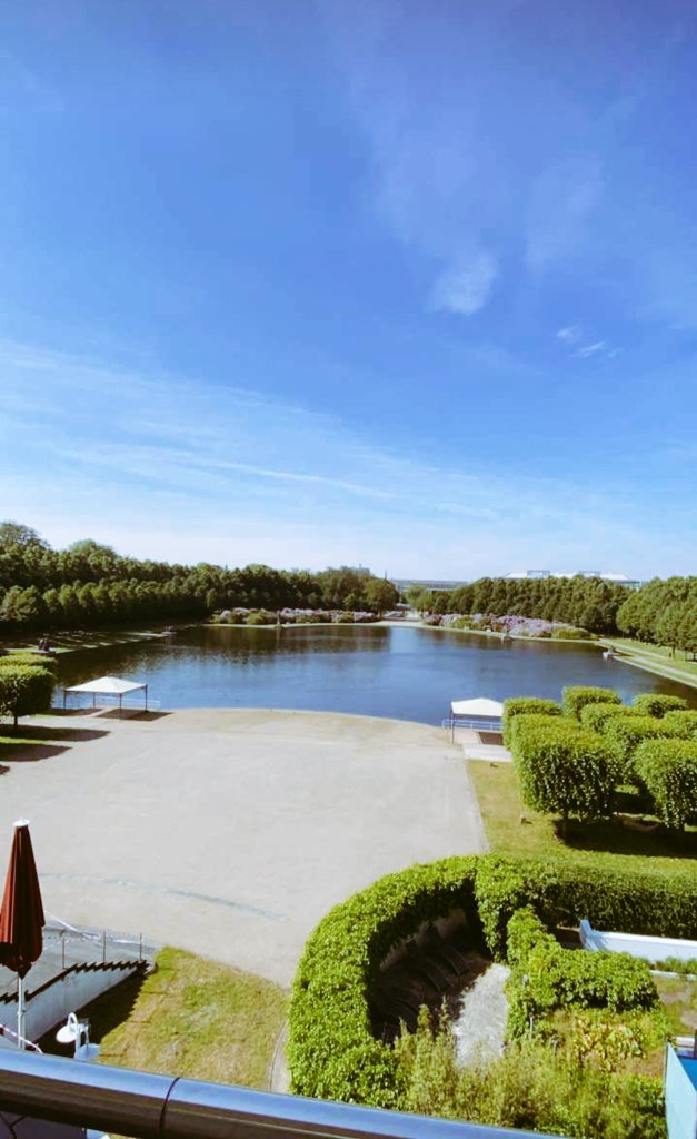 When you sit in a quiet place and listen to old songs, you may remember childhood love.