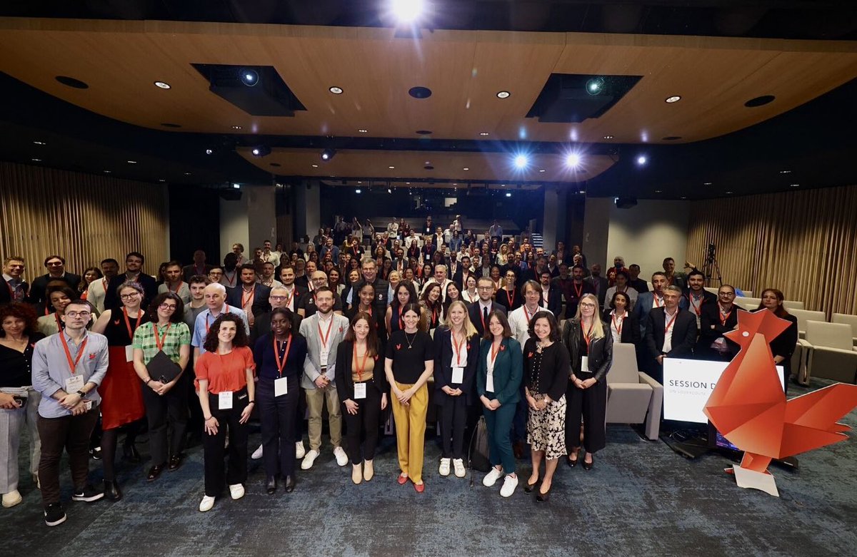 Clara Chappaz (@clarachappaz) on Twitter photo A la veille de #Vivatech, nous avons réuni les 116 Capitales et Communautés French Tech pour le #CommunitySummit ! Un plaisir de se rassembler autour de notre détermination commune à faire rayonner notre petit 🐓🔴 !
Merci <a href="/roxannevarza/">Roxanne Varza</a> et <a href="/LaurentSMartin/">Laurent Saint-Martin</a> pour votre présence ! A la veille de #Vivatech, nous avons réuni les 116 Capitales et Communautés French Tech pour le #CommunitySummit ! Un plaisir de se rassembler autour de notre détermination commune à faire rayonner notre petit 🐓🔴 !
Merci <a href="/roxannevarza/">Roxanne Varza</a> et <a href="/LaurentSMartin/">Laurent Saint-Martin</a> pour votre présence !