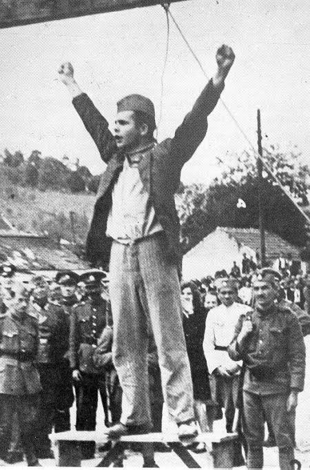 LaboransS's tweet photo. 82 yıl önce bugün Yugoslav partizan Stjepan Filipović idam sehpasında "Faşizme ölüm, halka hürriyet!" diye haykırdı!

26 yaşındaki partizanın son sloganı bugün dünyanın bütün sokaklarında yankılanıyor.
Faşizme Ölüm Halka Hürriyet! https://t.co/g91GukGKnz
