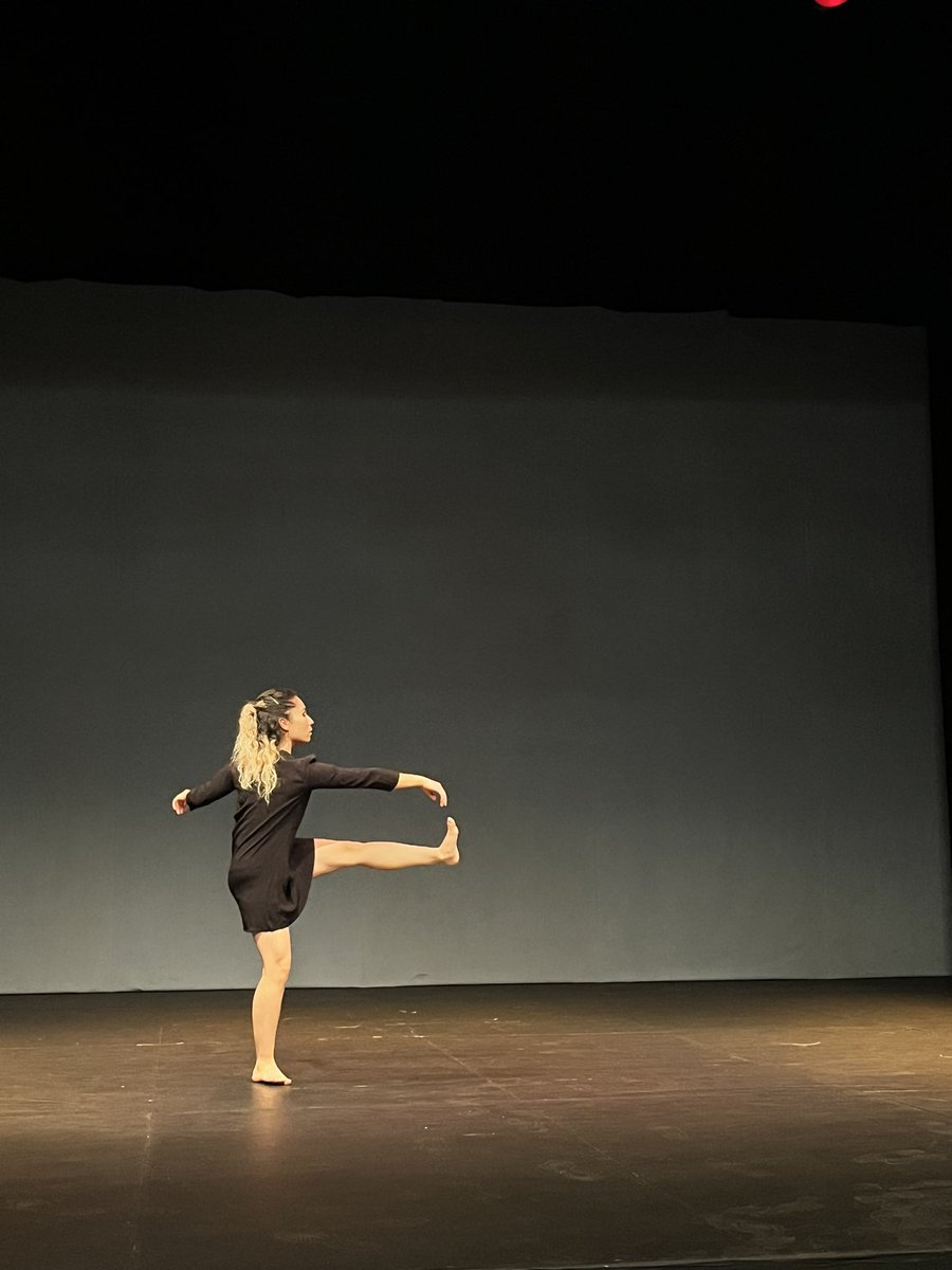 TeatrosCDMX's tweet photo. Esta es una pequeña muestra de lo que podrás vivir en #ElRostro de la cía. @Bruja_Danza, una propuesta que invita a reflexionar a partir del repaso de ciertos prejuicios y estereotipos en torno al ser de lo femenino. https://t.co/t0lWpXRfzA