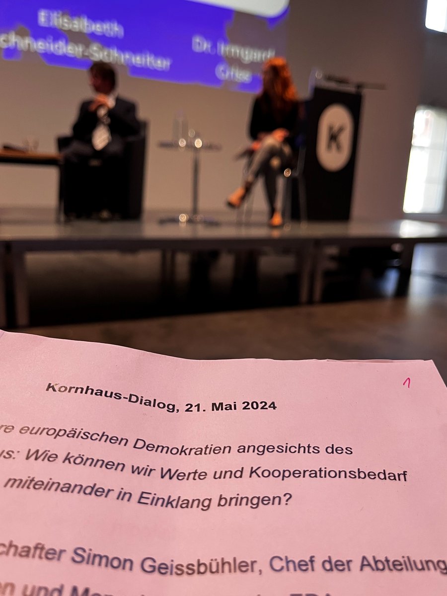 At the #Kornhaus Dialogue hosted by @foraus, @FranceenSuisse & @RotheiserScotti, AMB Simon Geissbühler gave the keynote speech on #democracy, #authoritarianism & #cooperation and discussed how @SwissMFA 🇨🇭 works on democracy support as a new Swiss foreign policy priority.