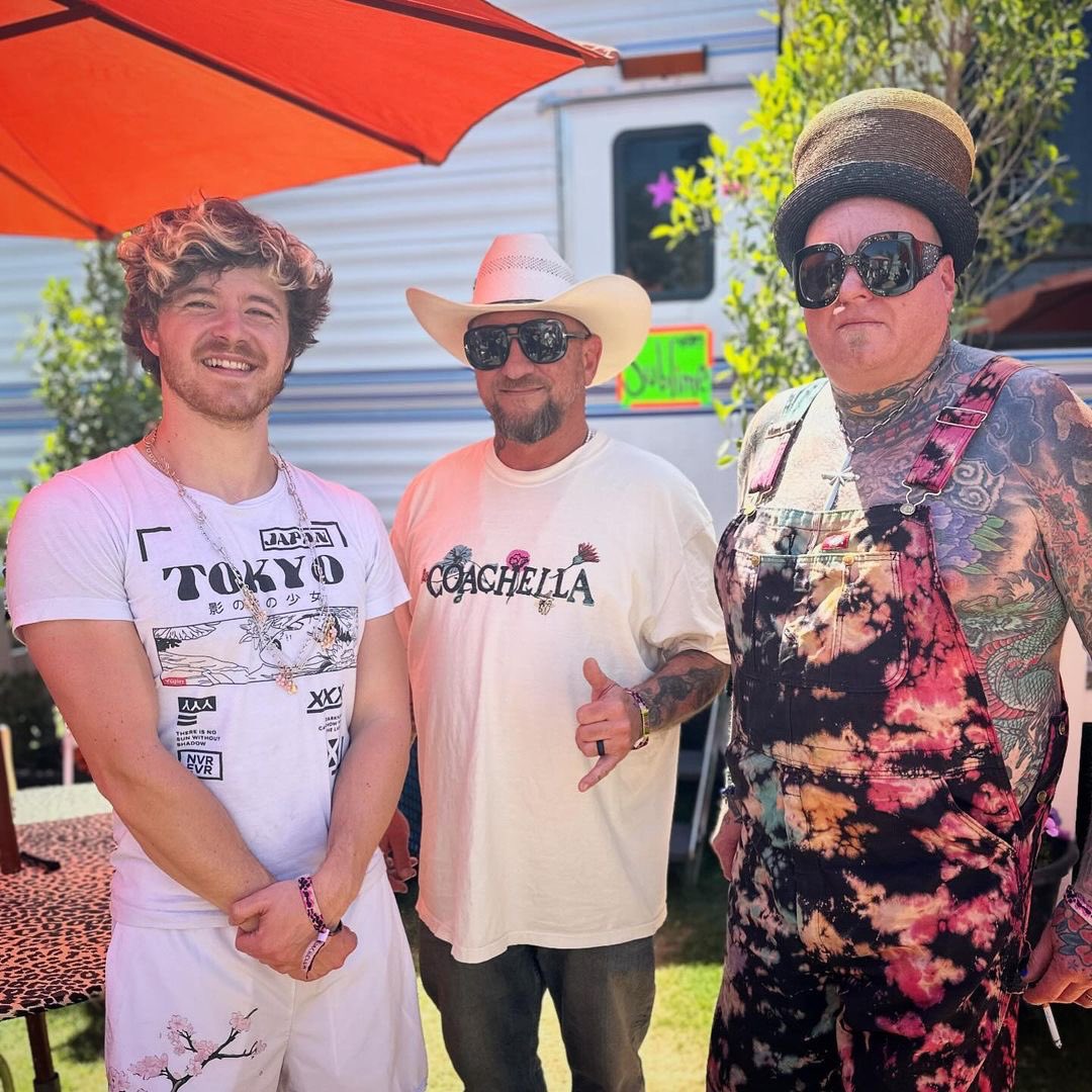 kroq's tweet photo. Tune in tomorrow at 9am PT as @sublime joins @kleinallyshow to WORLD PREMIERE their new track with vocals by both #BradleyNowell and his son @jakobscastle! Hear #FeelLikeThat ft. @StickFigureDub exclusively on #KROQ all day long ๐ค
๐: 106.7 FM in LA, OC and LBC
๐ฑ: @audacy app https://t.co/y8wQnx0dk7
