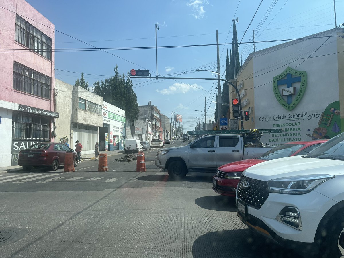 edilberto77's tweet photo. @PueblaAyto estimados no sé quién es la mente brillante que programa estos trabajos a esta hora, al menos pongan a @SSC_Pue si van a dar estas molestias. Circuito y 2 sur https://t.co/WRVxb1vSrK