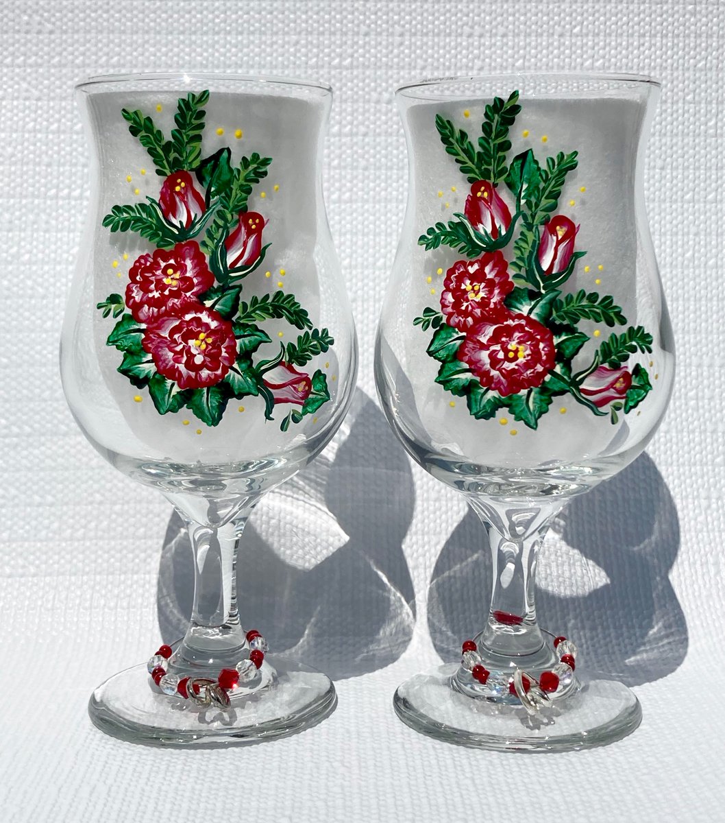 Check out these glasses etsy.com/listing/560241… #cocktailglasses #paintedglasses #uniquegifts #SMILEtt23 #etsy #etsystore #CraftBizParty
