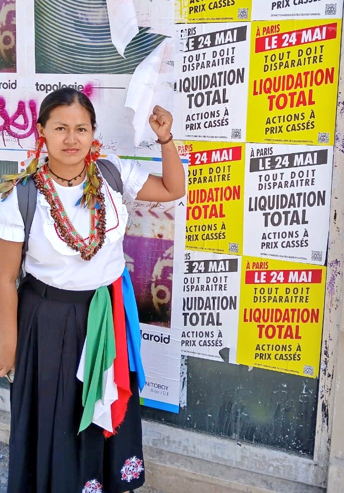 📢🌳 #AHORA Marisol García Apagüeño, representante del pueblo Kichwa de la región San Martín, se encuentra en París 🇫🇷 para protestar ante la petrolera Total Energies por comprar créditos de carbono del Parque Nacional Cordillera Azul (PNCAZ). (1/4) 📷 : @ForestPeoplesP