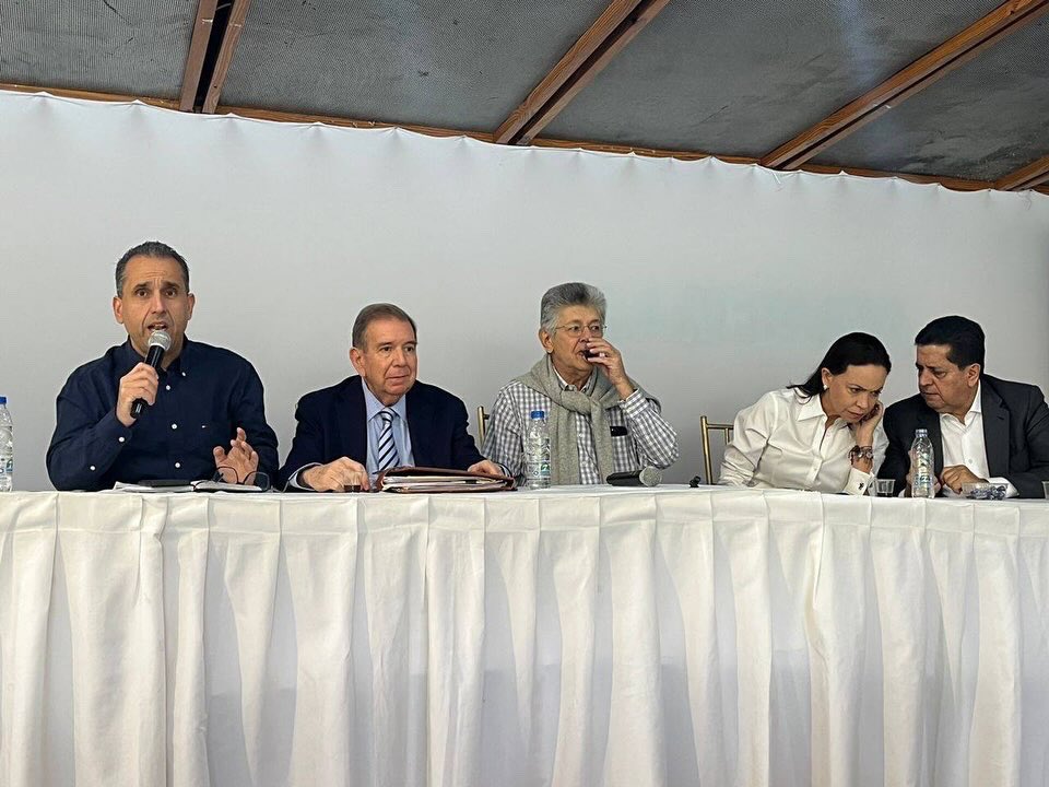 edgarzambranoad's tweet photo. #21May Dirección Nacional @ADemocratica en reunión de trabajo con el candidato de la victoria @EdmundoGU y @MariaCorinaYA V𝗼𝘁𝗼 𝘆 𝘂𝗻𝗶𝗱𝗮𝗱: f𝗼́𝗿𝗺𝘂𝗹𝗮 𝗽𝗮𝗿𝗮 𝗹𝗼𝗴𝗿𝗮𝗿 𝗲𝗹 𝗰𝗮𝗺𝗯𝗶𝗼. Compromiso ratificado junto a Sec.Generales/Organización seccionales. https://t.co/gxYKdrfYfF