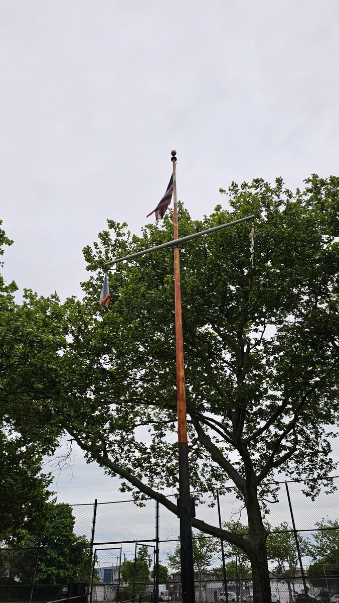 Thank you to the NYC Parks Department (@NYCParks) for replacing the tattered and torn flags at Centerville Playground in Ozone Park! After a constituent called our office (@SenJoeAddabbo) we reached out to our contacts. Thanks for the fast turn-around!