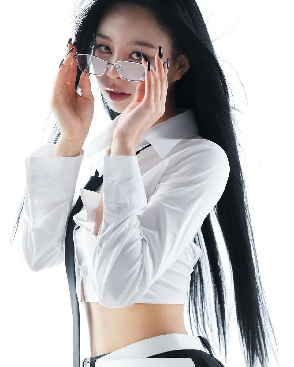 bratzyujin's tweet photo. ੈ✩‧₊˚  thread of nugu/mid-tier female idols with the craziest face cards https://t.co/hH2BFEwNNC