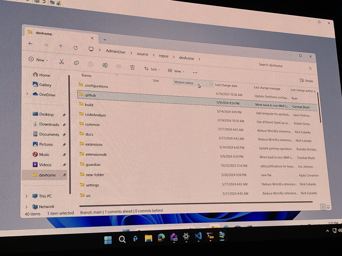 dotMorten's tweet photo. Nice! Git integration in File Explorer (note columns and bottom bar) #msbuild https://t.co/dGwAFb6xR7