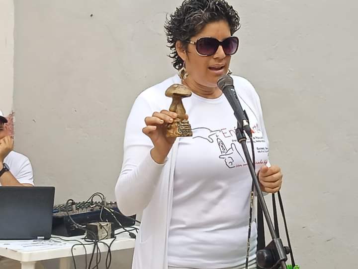 Niños al Mando proyecto audiovisual granmense recibe  su premio Cucumi otorgado por la MICE Cuba de manos de su profe Dulka. Felicidades #65ICAIC #CulturaGranma #CineGranma