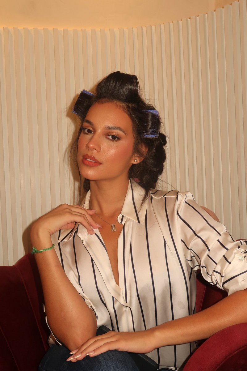 quase pronta pro <a href="/poddelaspodcast/">PODDELAS</a> ❤️quem vem comigo assistir? 20h hein! ✨