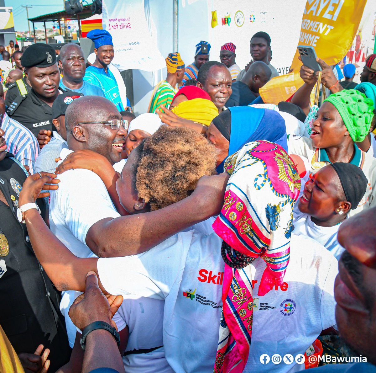 GHANANEWSAGENCY's tweet photo. Vice President Dr Bawumia commissions multi-purpose hostel facility for head potters (Kayayei). 

The head potters will undergo a training programme, the Kayayie Empowerment Programme. 

#GhanaNewsAgency #GNA #Kayayei #Bawumia https://t.co/4Vn1Z6JlzW