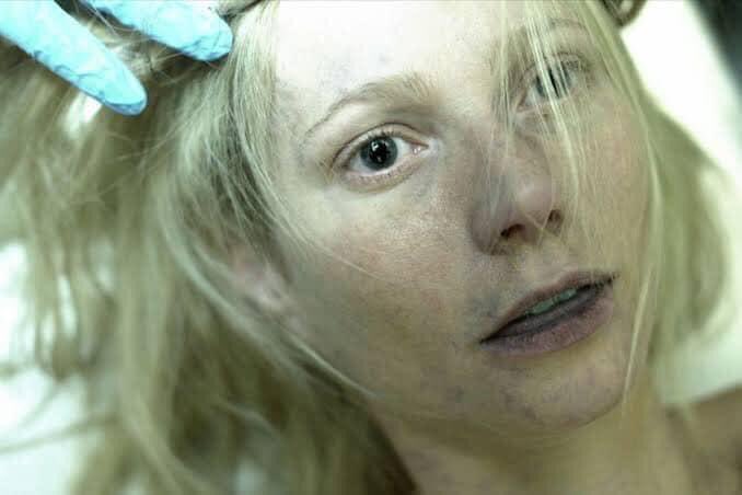 Una curiosidad. La cabeza de Gwyneth Paltrow que prepararon para el final de Seven, fue “reutilizada” por Steven Soderbergh en Contagio.