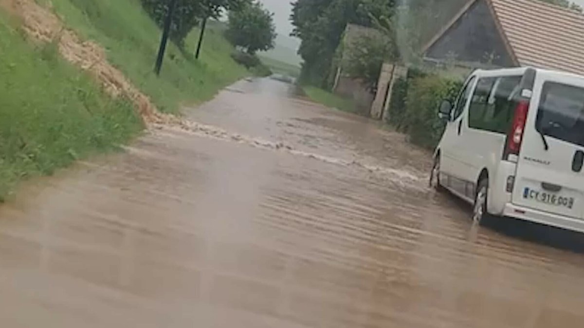 Picardie: plusieurs communes touchées par d'impressionnantes coulées de boue après de violents orages l.bfmtv.com/GA6B