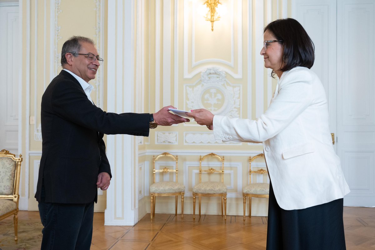 CancilleriaCol's tweet photo. La embajadora de la República del Ecuador, María Gabriela Troya Rodríguez, presentó cartas credenciales al Presidente @petrogustavo. El Canciller @LuisGMurillo acompañó el encuentro.

Colombia y Ecuador son países hermanos y establecieron sus relaciones diplomáticas el 10 de febrero de 1832.