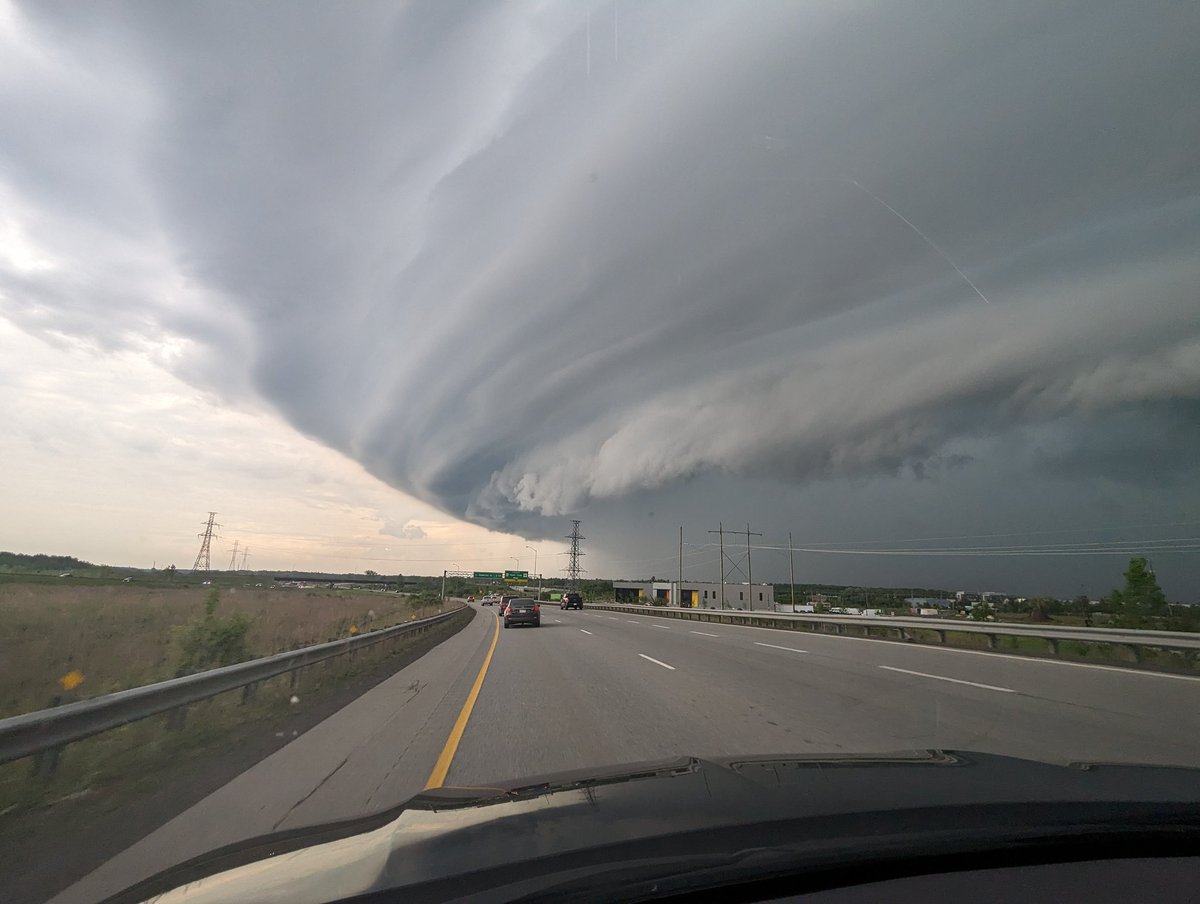 HarrisonRuess's tweet image. Hwy 417 @ Hunt Club at 540pm. #onstorm #ottnews #cyow