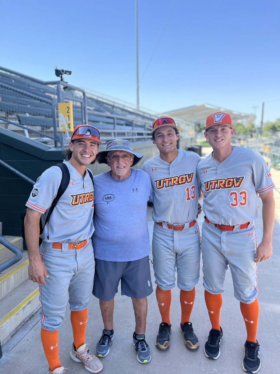 Former riders with the goat!@Jdawson75295972 
<a href="/cjvaldez13/">*CJ*</a>  <a href="/TylerDavis_22_/">Tyler Davis</a> <a href="/KadeYork/">Kade York</a>