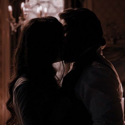 hycinchase's tweet image. “La historia de amor de Benedict y Sophie era legendaria en la familia Bridgerton. De hecho, era una de las razones por las que Eloise había rechazado tantas propuestas de matrimonio. Quería esa clase de amor,pasión y drama.”