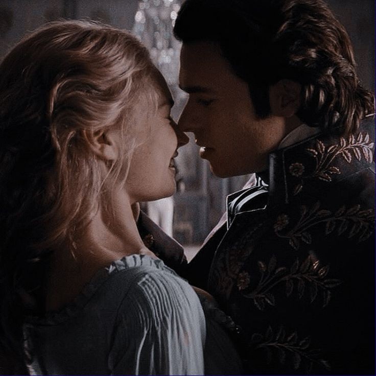 hycinchase's tweet image. “La historia de amor de Benedict y Sophie era legendaria en la familia Bridgerton. De hecho, era una de las razones por las que Eloise había rechazado tantas propuestas de matrimonio. Quería esa clase de amor,pasión y drama.”