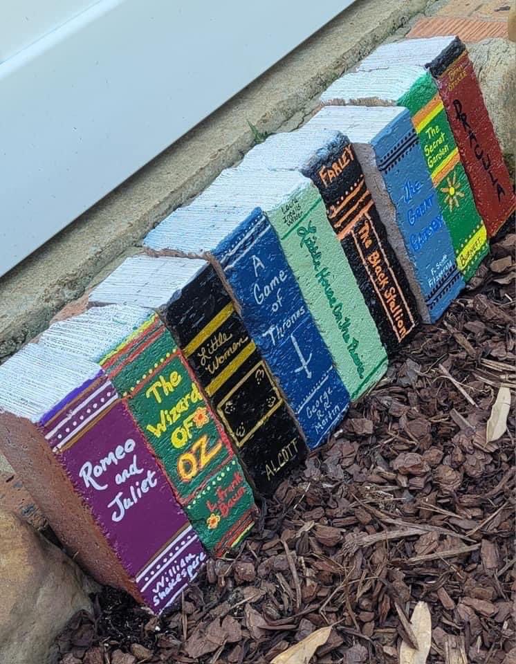 emhoneyreads's tweet photo. Well, now I NEED to go paint some bricks to look like little books for my front garden https://t.co/C3BiZm0q8a