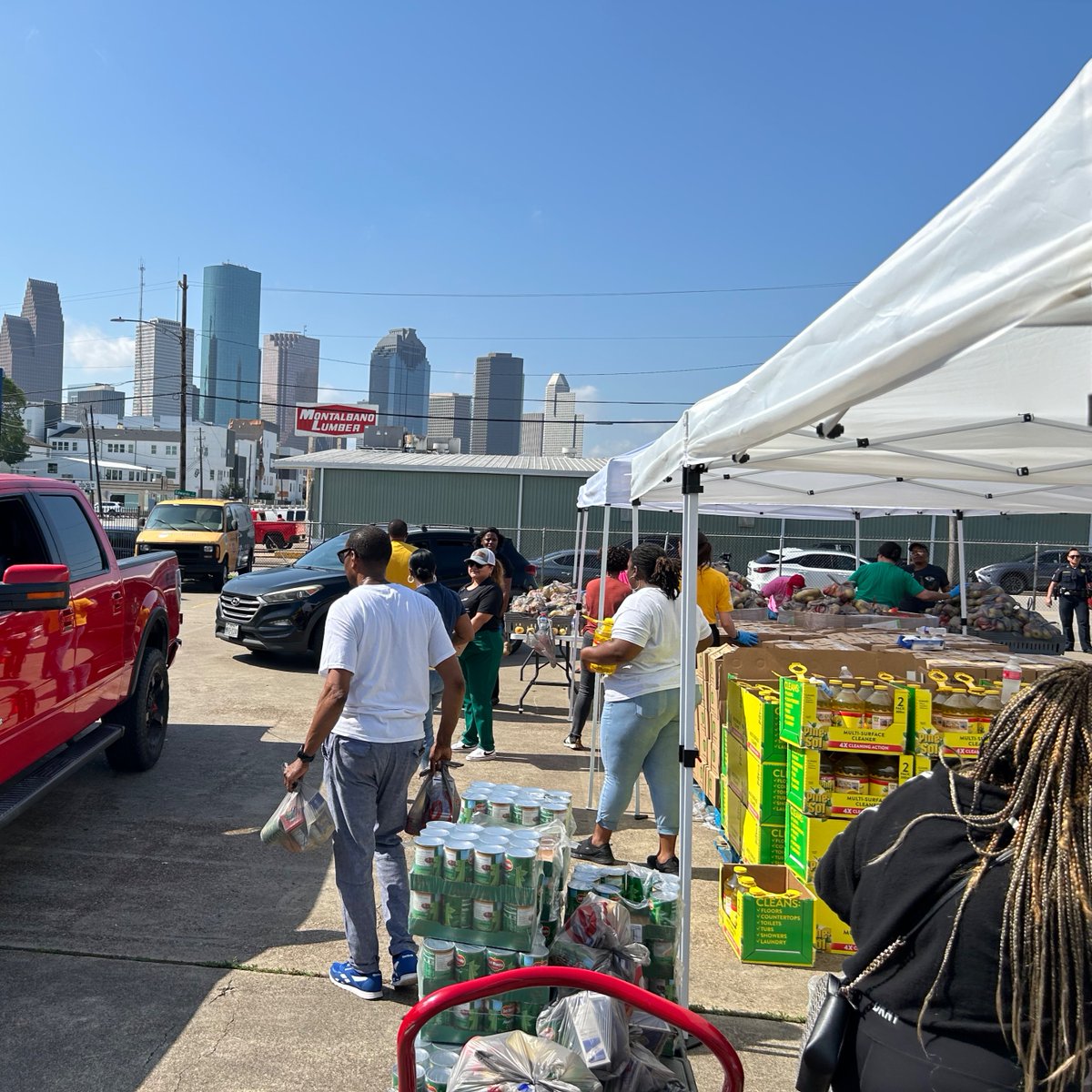 “This will help me get through until I can get food back in my refrigerator because we lost everything refrigerated. I thank HISD so much for moving so swiftly,” HISD parent shared. Thank you to the @HoustonFoodBank, HISD staff, and volunteers for helping Houston families.