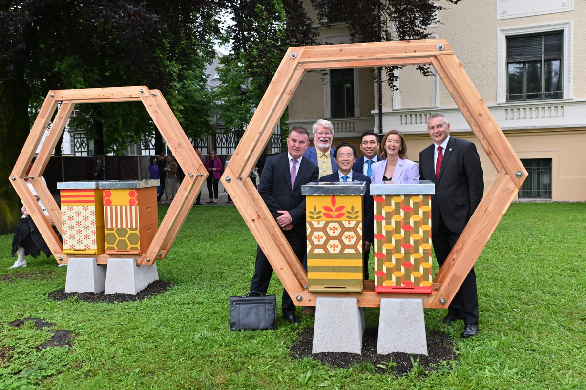 Pleased to inaugurate a beehive in Solvenia. Bees teach us the true meaning of collaboration & teamwork towards a common goal. By promoting & supporting sustainable beekeeping practices, mitigating threats, we invest in biodiversity, #FoodSecurity & our future of food. #4Better