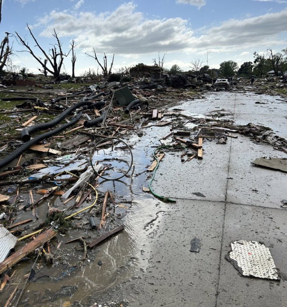 IowaChill's tweet photo. Aftermath of the Greenfield, IA tornado 😔 https://t.co/WAnHQ8xpGy
