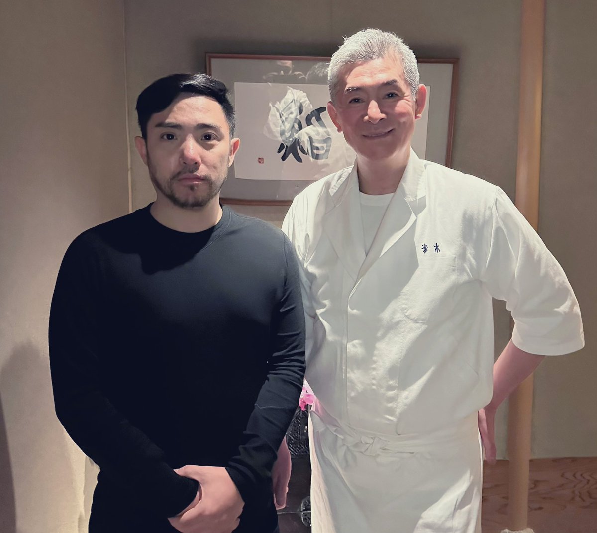 xusiduo's tweet photo. 🇯🇵の大將:

1 銀座 鮨 青木
青木利勝
鞠躬送客到電梯徹底關閉

2 きか福 
橋本孝
太敬業了 站在門外鞠躬到車已開遠

3 西麻布 鮨 きのした　
只有四張台+👍Google評分最高

4 六本目田舎家 東店
井上和馬
現場氣氛拉滿 本來只能喝一瓶啤酒跟著氣氛也得喝五瓶
曾接待🇺🇸川普總統
現在洋人客人占多數… https://t.co/dwpnEPb1CL