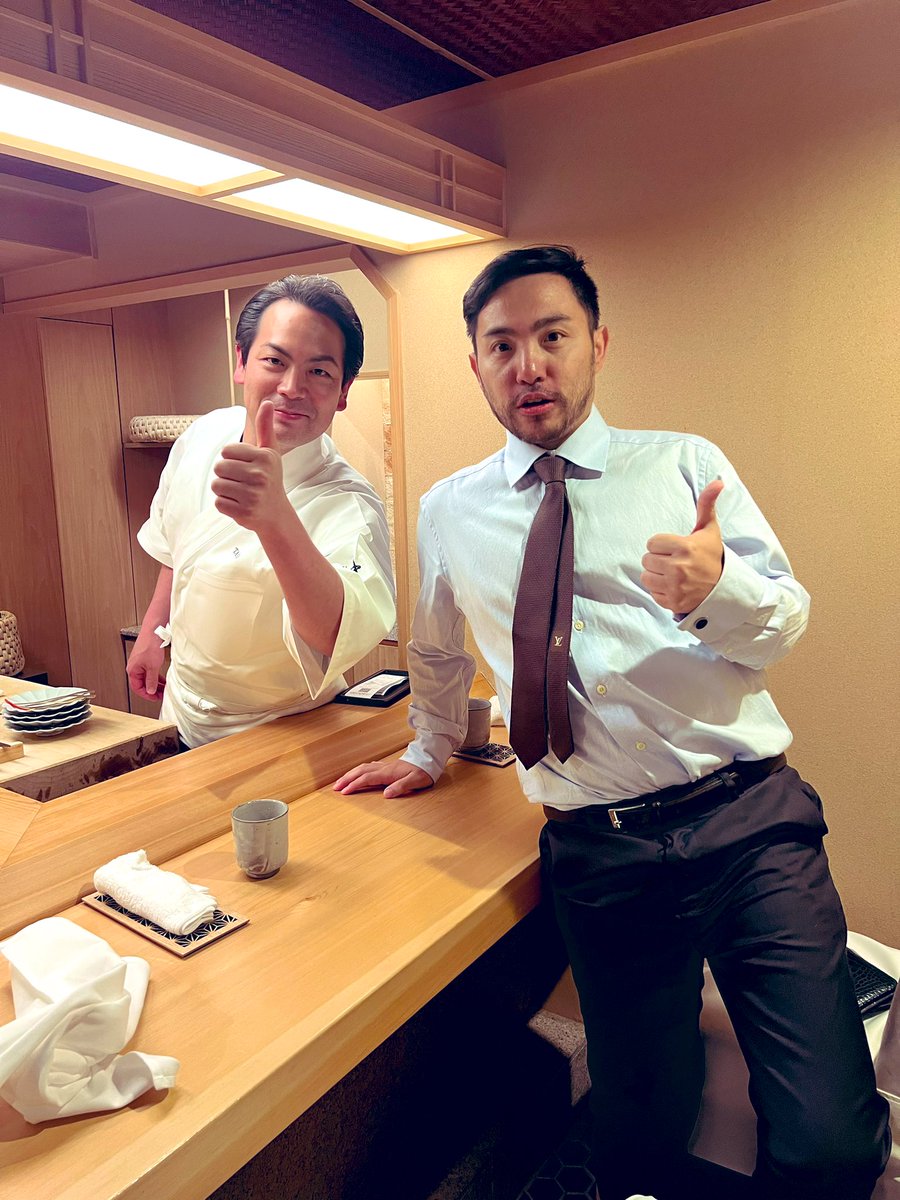 xusiduo's tweet photo. 🇯🇵の大將:

1 銀座 鮨 青木
青木利勝
鞠躬送客到電梯徹底關閉

2 きか福 
橋本孝
太敬業了 站在門外鞠躬到車已開遠

3 西麻布 鮨 きのした　
只有四張台+👍Google評分最高

4 六本目田舎家 東店
井上和馬
現場氣氛拉滿 本來只能喝一瓶啤酒跟著氣氛也得喝五瓶
曾接待🇺🇸川普總統
現在洋人客人占多數… https://t.co/dwpnEPb1CL