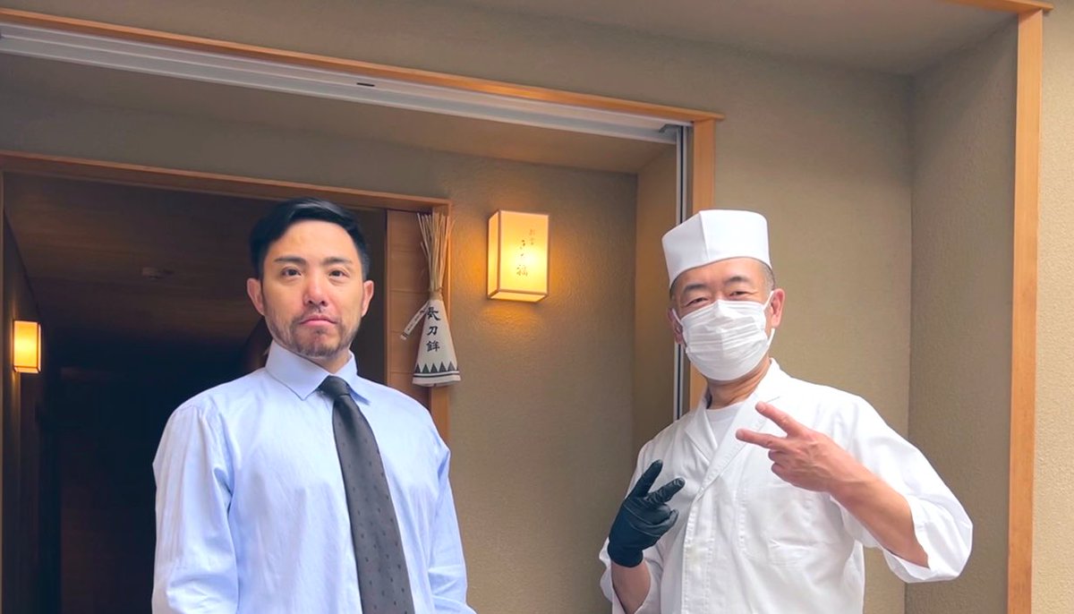 xusiduo's tweet photo. 🇯🇵の大將:

1 銀座 鮨 青木
青木利勝
鞠躬送客到電梯徹底關閉

2 きか福 
橋本孝
太敬業了 站在門外鞠躬到車已開遠

3 西麻布 鮨 きのした　
只有四張台+👍Google評分最高

4 六本目田舎家 東店
井上和馬
現場氣氛拉滿 本來只能喝一瓶啤酒跟著氣氛也得喝五瓶
曾接待🇺🇸川普總統
現在洋人客人占多數… https://t.co/dwpnEPb1CL