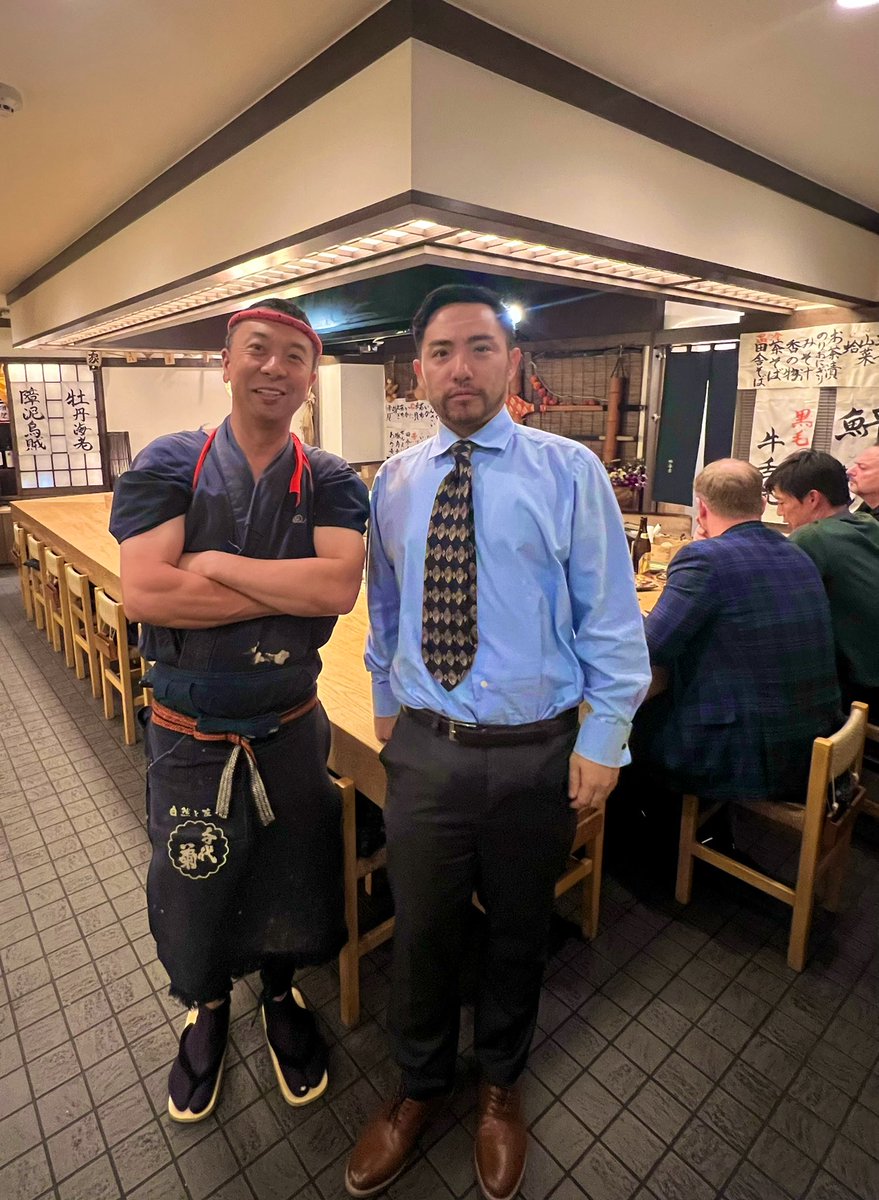xusiduo's tweet photo. 🇯🇵の大將:

1 銀座 鮨 青木
青木利勝
鞠躬送客到電梯徹底關閉

2 きか福 
橋本孝
太敬業了 站在門外鞠躬到車已開遠

3 西麻布 鮨 きのした　
只有四張台+👍Google評分最高

4 六本目田舎家 東店
井上和馬
現場氣氛拉滿 本來只能喝一瓶啤酒跟著氣氛也得喝五瓶
曾接待🇺🇸川普總統
現在洋人客人占多數… https://t.co/dwpnEPb1CL